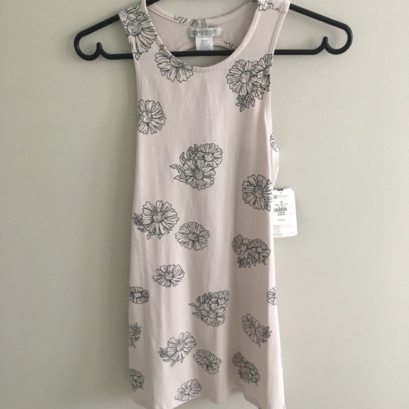 Pink floral patterned dress with open back. - Picture 1 of 4